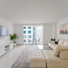Beautiful Brickell Condo + Balcony/Free Parking