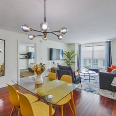 Beautiful High Rise Condo + Balcony/Free parking