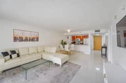 Beautiful Brickell Condo + Balcony/Free Parking