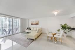 Beautiful Brickell Condo + Balcony/Free Parking