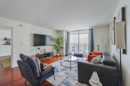 Beautiful High Rise Condo + Balcony/Free parking
