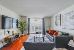 Beautiful High Rise Condo + Balcony/Free parking