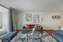Beautiful High Rise Condo + Balcony/Free parking