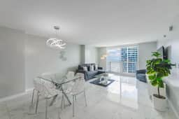 Highrise Condo in Brickell + Balcony/Free parking - Image 4