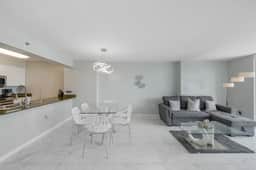 Highrise Condo in Brickell + Balcony/Free parking - Image 5