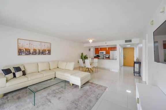 Beautiful Brickell Condo + Balcony/Free Parking