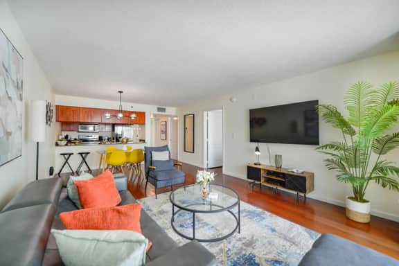 Beautiful High Rise Condo + Balcony/Free parking