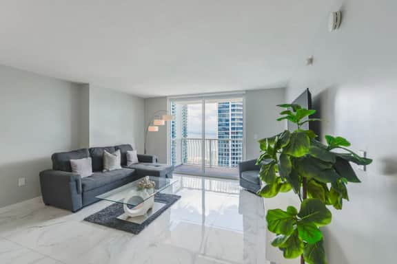 Highrise Condo in Brickell + Balcony/Free parking - Image 2
