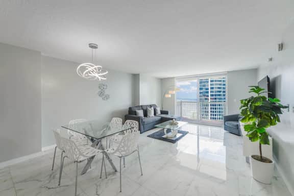 Highrise Condo in Brickell + Balcony/Free parking - Image 4