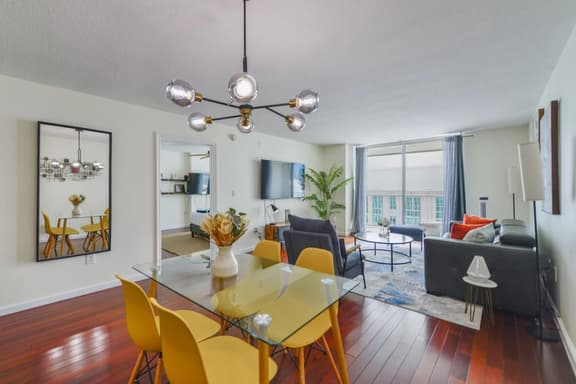Beautiful High Rise Condo + Balcony/Free parking